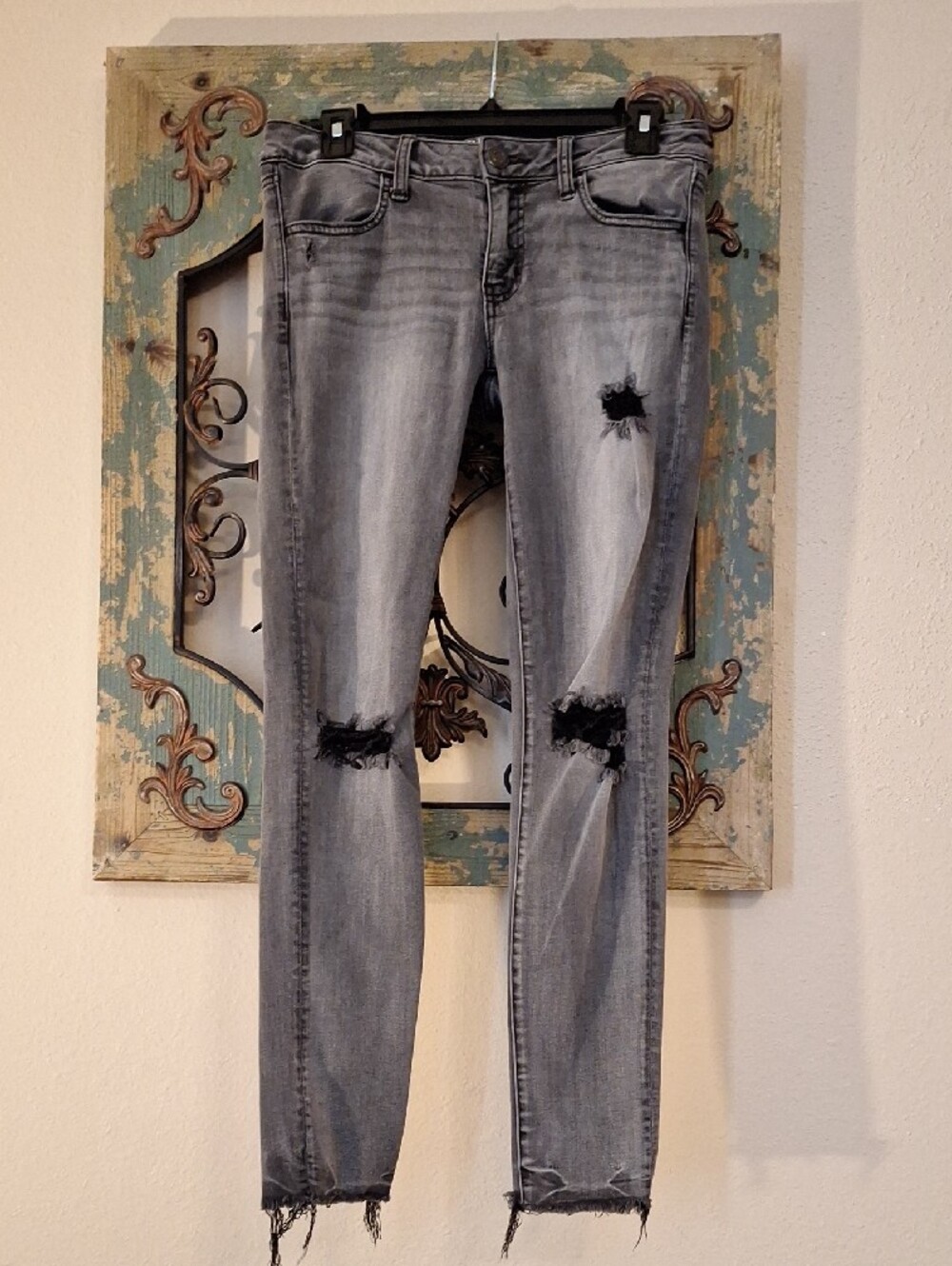 🔥🔥CLEARANCE🔥🔥 American Eagle Gray Distressed Skinny Jeans. Size 10